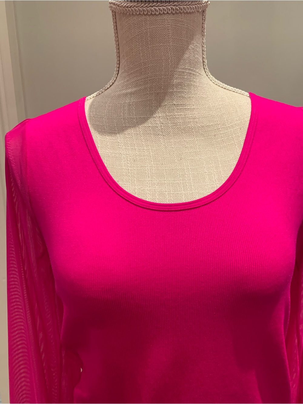 🩷DKNY JEANS🩷MESH-SLEEVE, LOGO TRIM, SCOOP NECK BLOUSE. NWOT. - Picture 5 of 10